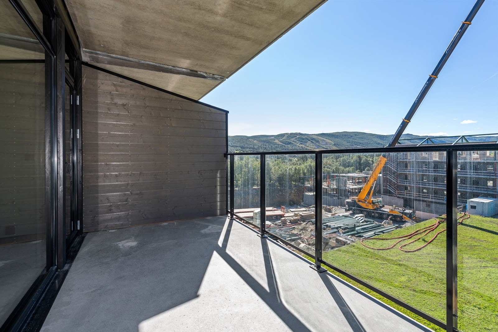 Fantastisk utsikt mot Vestlia, Ustedalen og Geilohovda. Lang solgang m/kveldssol. Galleribilde