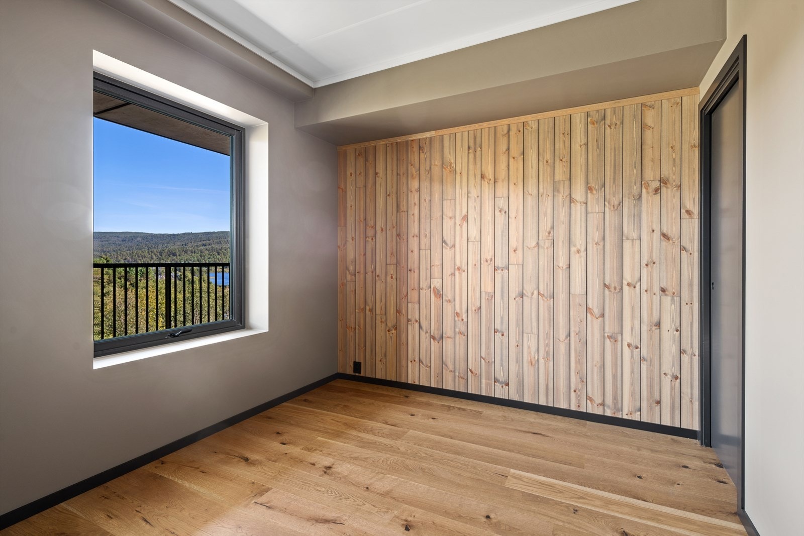 Master-soverom. Inngang t.h til bod: Godt egnet som garderobe/walk-in-closet Galleribilde