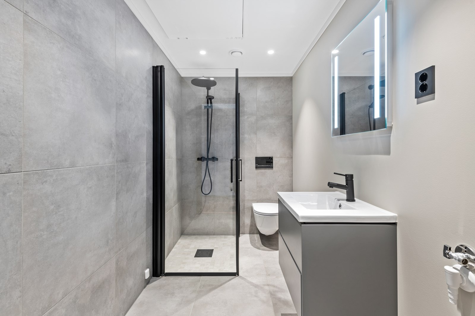 Strøkent og romslig bad. Plass til vask/tørk t.h Galleribilde