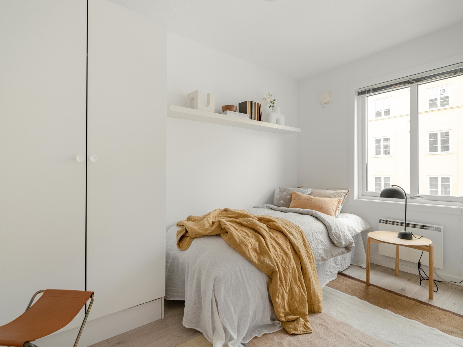 Rommet fungerer ypperlig som barnerom, gjesterom eller kontor. Også her er veggene malt i 2021 og gulvet er byttet. Galleribilde