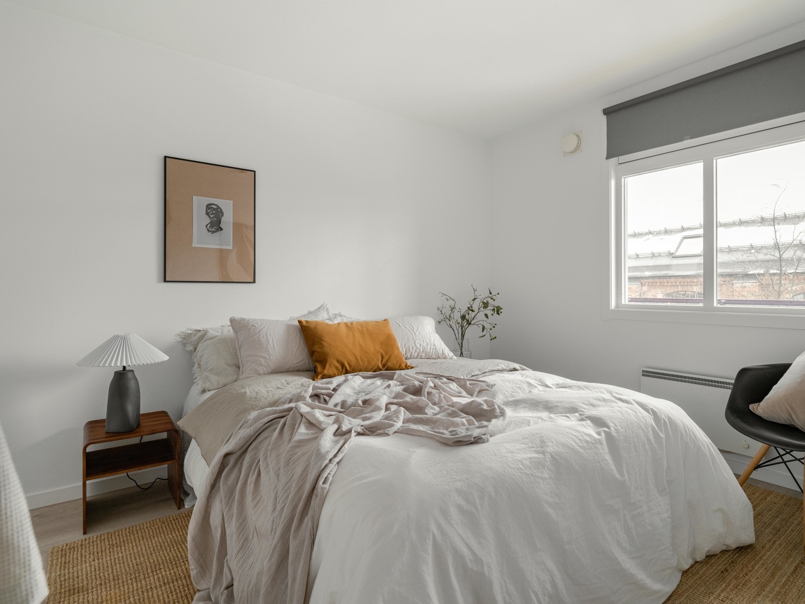 Det er god plass til dobbeltseng, nattbord og skyvedørsgarderobe. Galleribilde