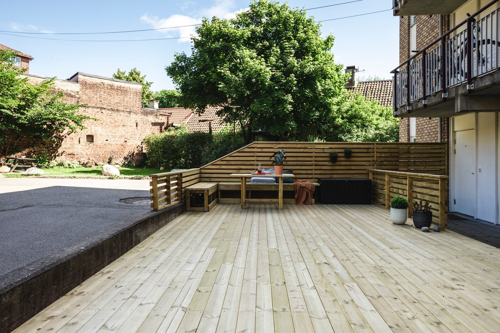 I nyere tid har det blitt oppført en felles platting utenfor A-oppgangen. Galleribilde