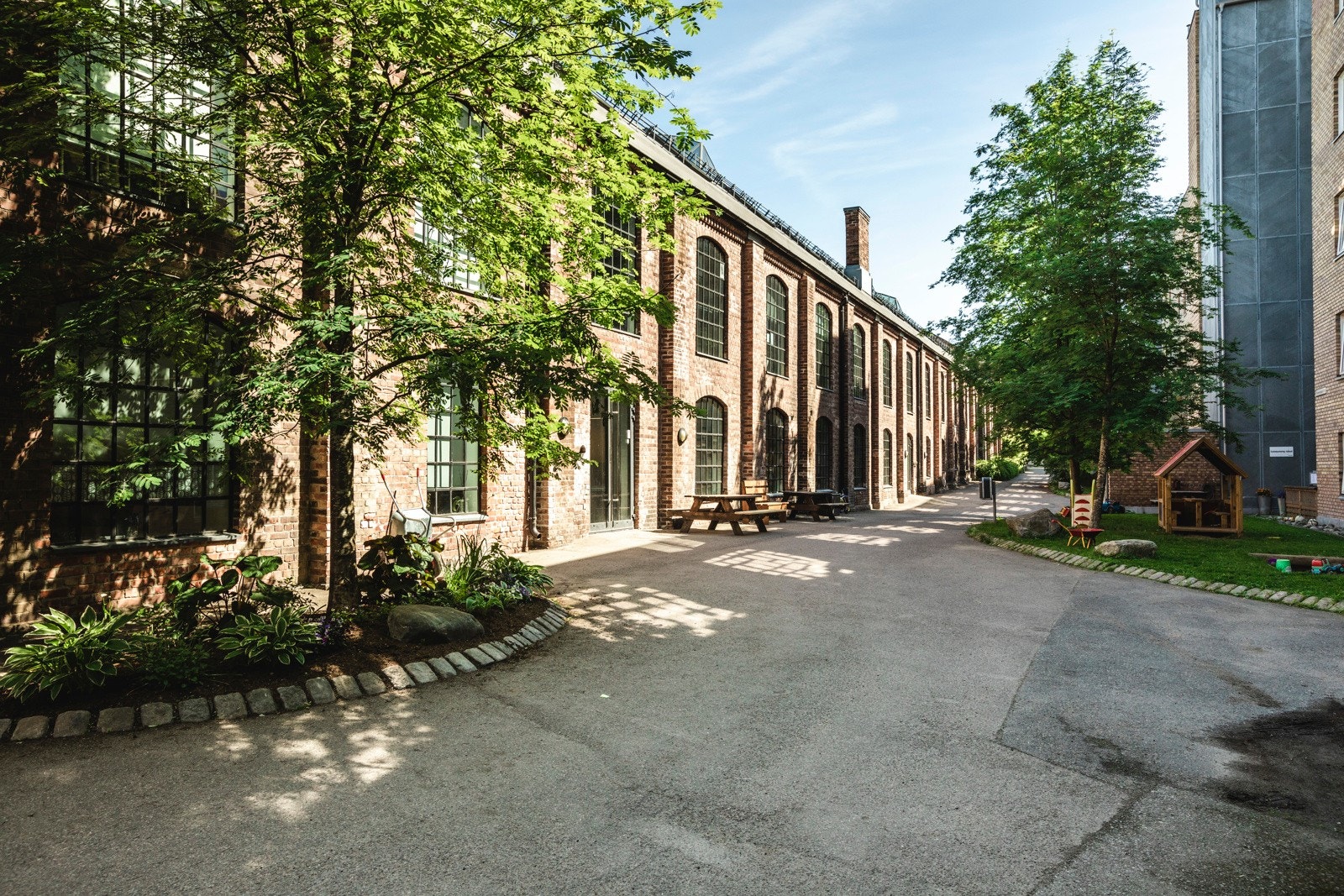 Borettslaget består av 102 andeler, og bakgården er pent opparbeidet med sittegrupper og lekeapparater. Galleribilde