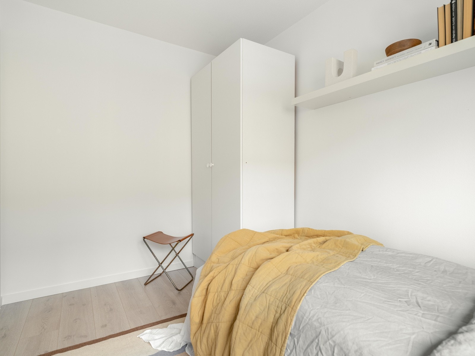 Det er plass til dobbelseng og garderobe her inne. Garderobeskapet følger også med. Galleribilde