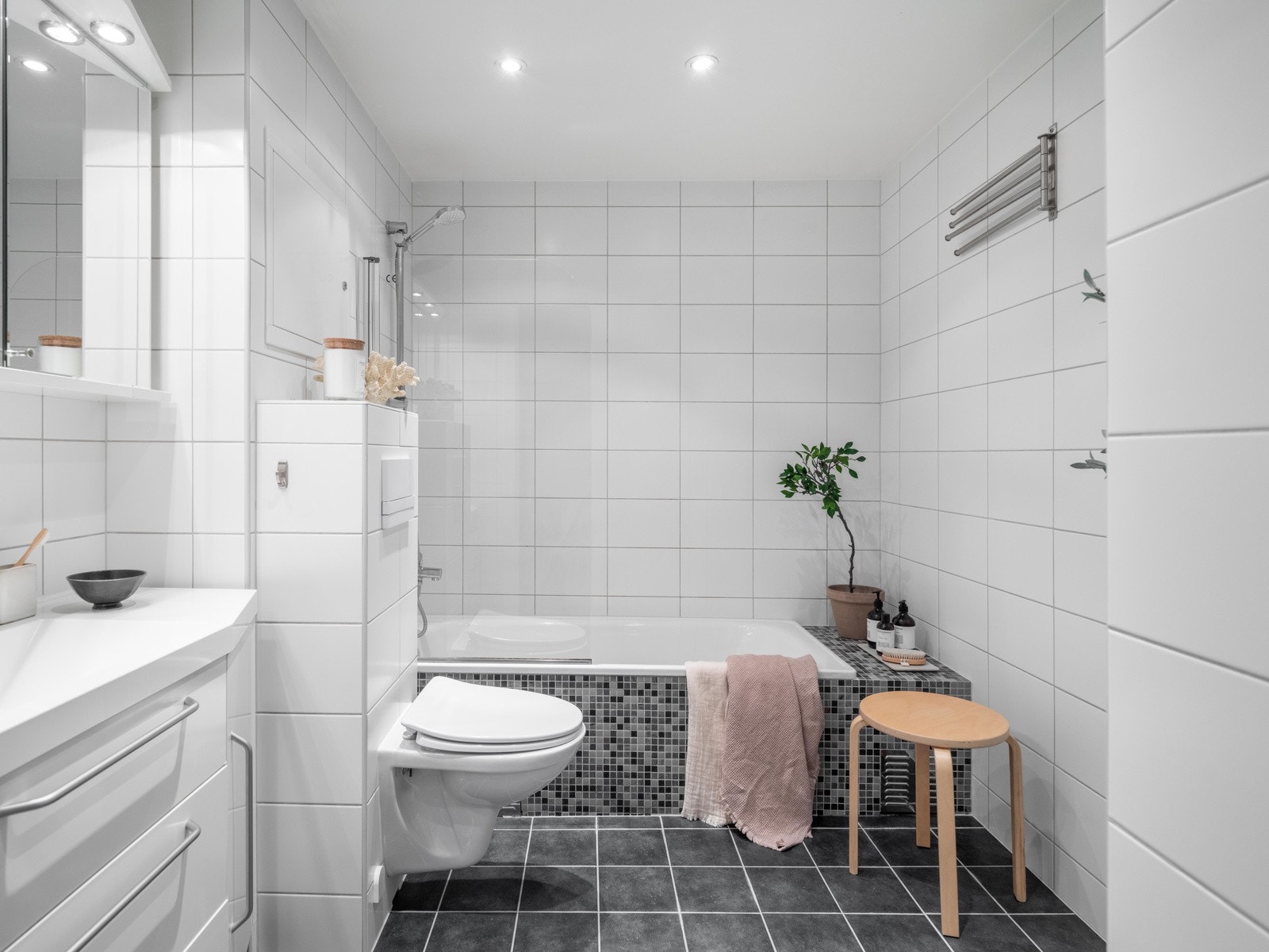 Badet ble pusset opp i regi av borettslaget i 2011, og er innredet med innfliset badekar, vegghengt toalett, speilskap med belysning og servant med skuff- og skapinnredning. Galleribilde