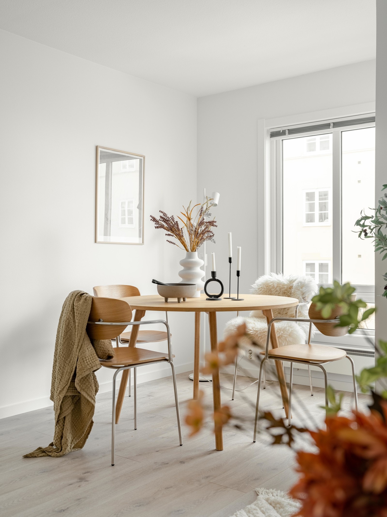 Spisebordet finner sin naturlige plass i nisjen langs vindusrekken, hvor det også er plass til langbord. Galleribilde