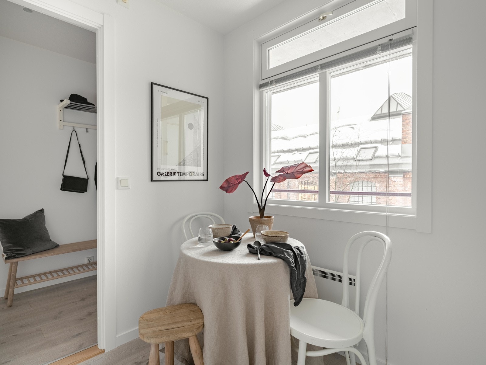 Det er plass til en hyggelig sittegruppe, slik at man kan nyte frokosten i ro og mak uten å vekke de andre i leiligheten. Galleribilde