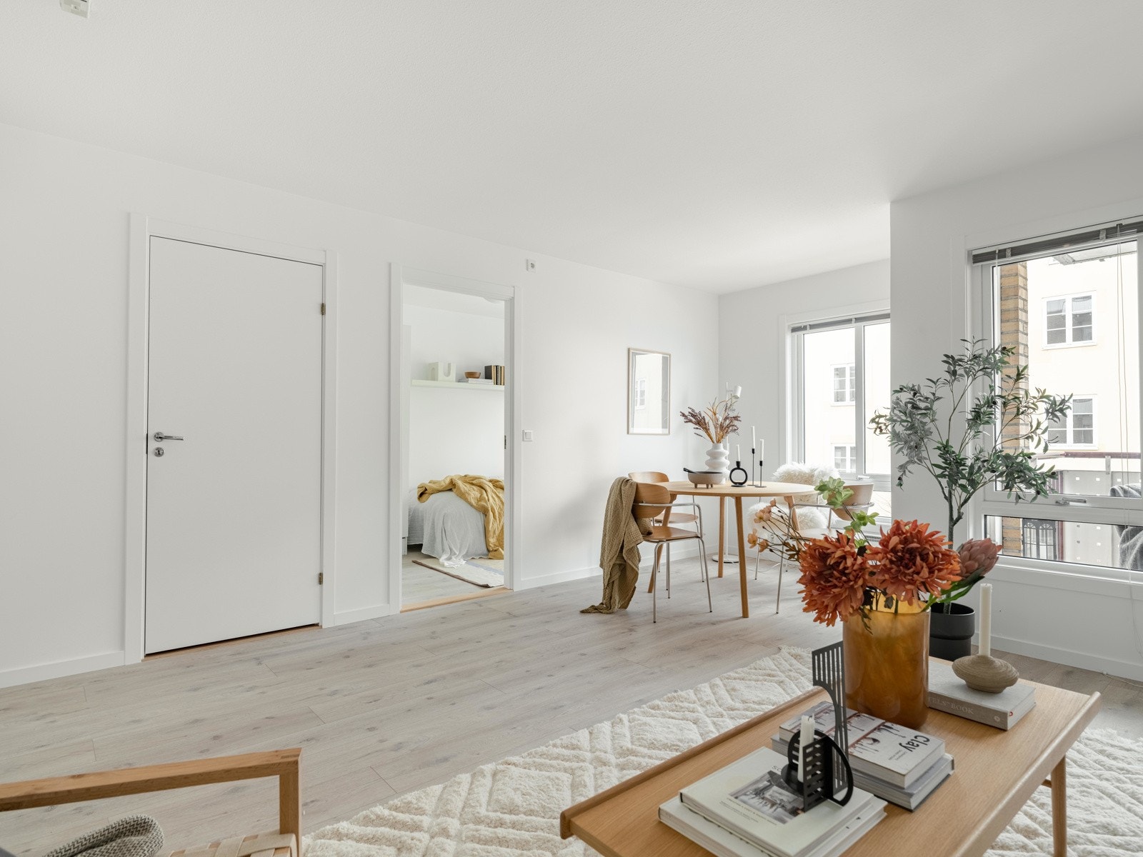 Vegger og tak er malt i 2021, og samtidig ble det lagt nytt, slitesterkt laminat på gulvet i rommet. Galleribilde