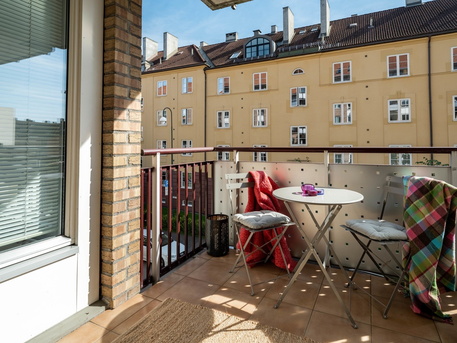 Det betyr at det er plass til både utemøblement og grill her ute. Galleribilde