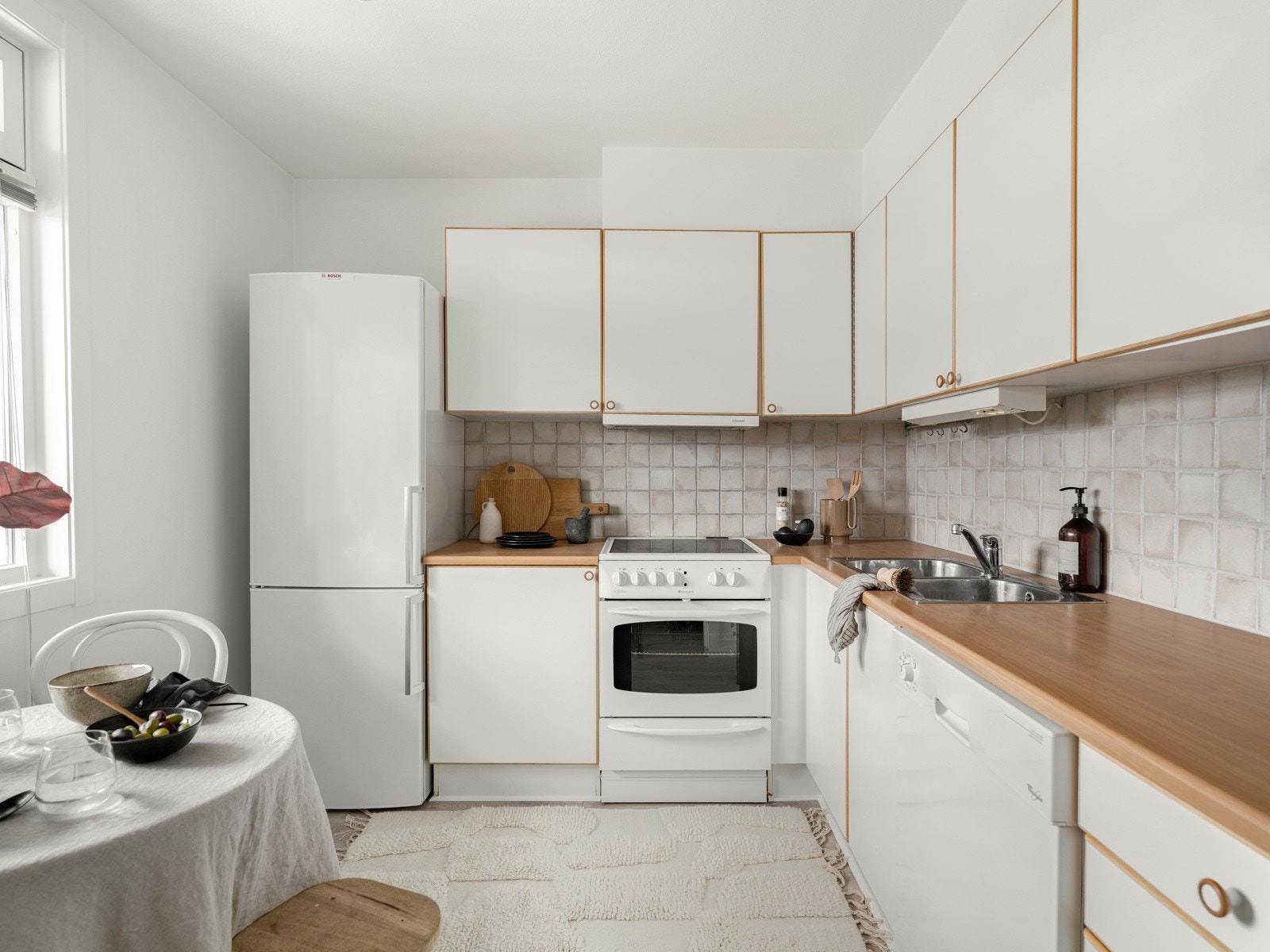 Vis-à-vis hovedsoverommet finner vi det separate kjøkkenet, som i likhet med nevnte soverom vender mot svalgangen og bakgård. Galleribilde