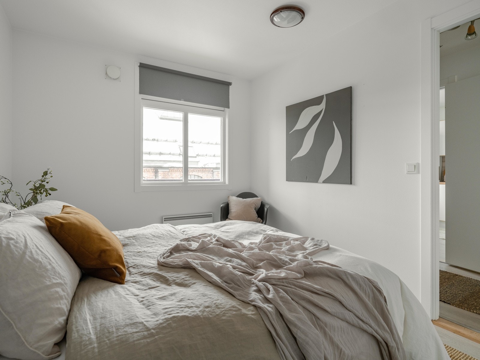 Soverommet er vendt mot rolig svalgang og bakgården. Galleribilde