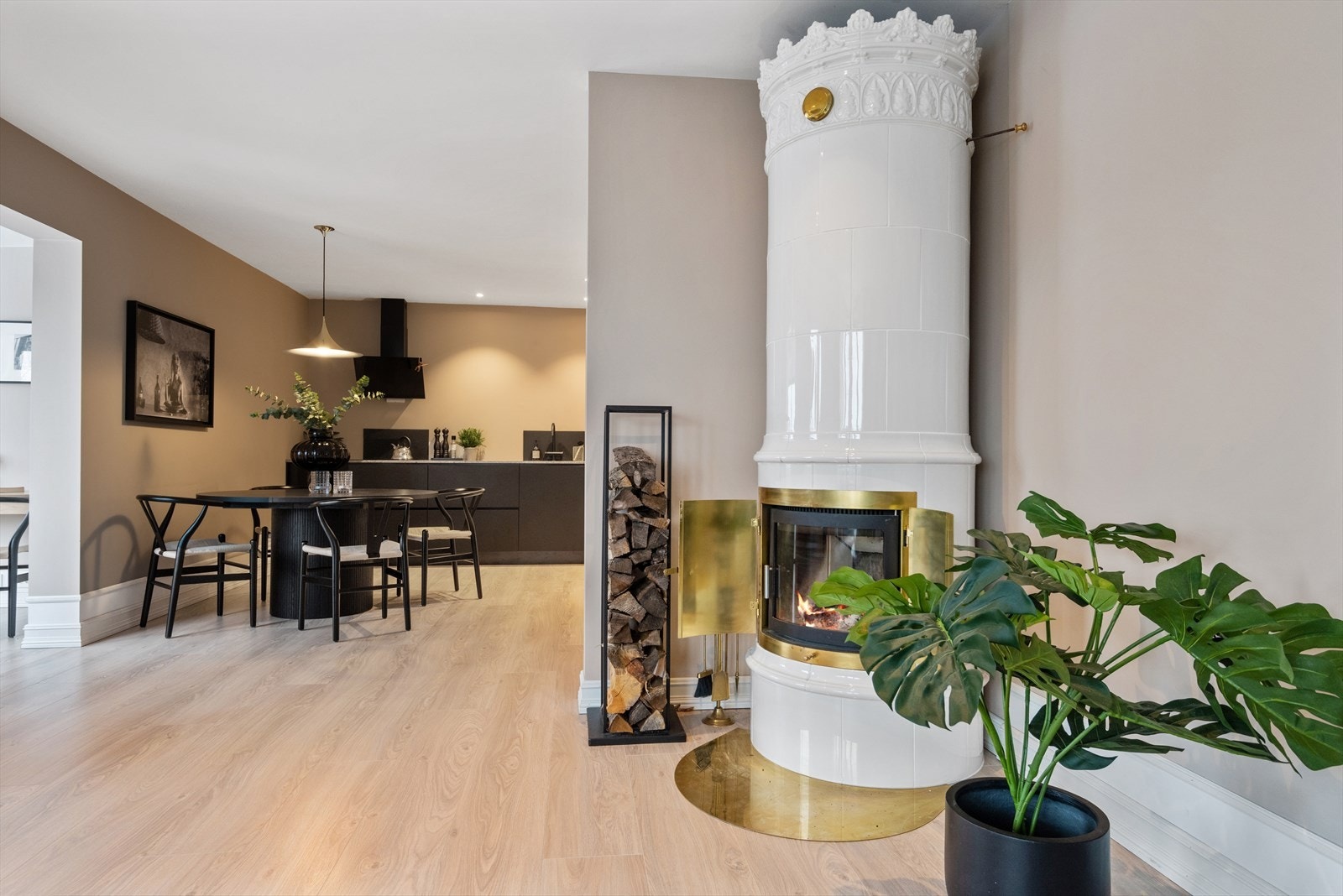 Velkommen til Bjerkealléen 34, en lekker og vesentlig påkostet halvpart tomannsbolig med stor, solrik terrasse og hage Galleribilde