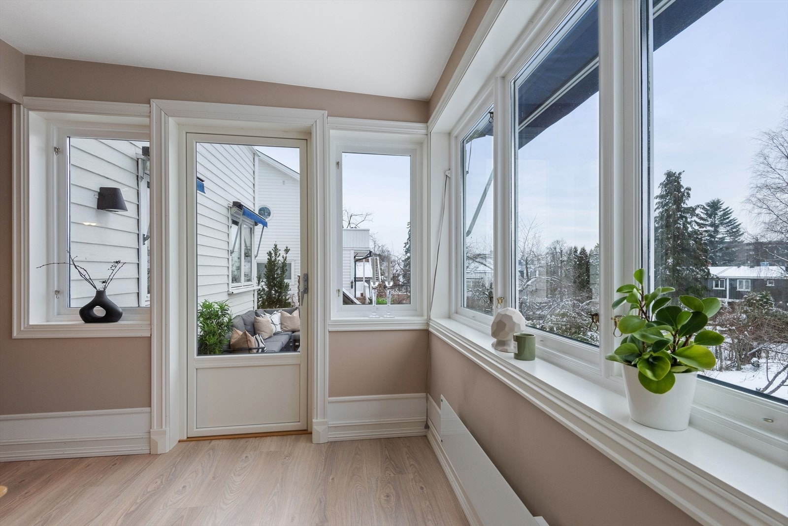 Herfra er det utgang til en meget solrik og sydvestvendt terrasse på 16 kvm Galleribilde