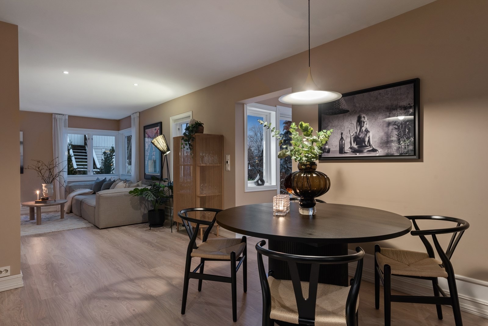 Den åpne løsningen gir god plass for en stor sofagruppe og spiseplass og legger godt til rette for et sosialt liv med familie og gode venner Galleribilde