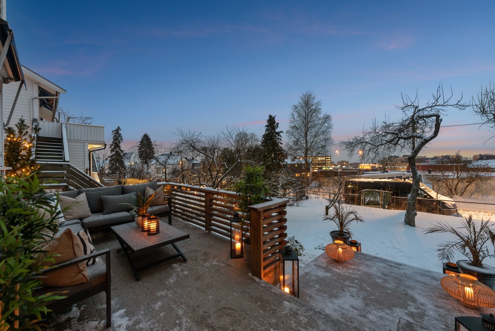 Fra terrasse er det videre tilgang til pent opparbeidet felles hage Galleribilde