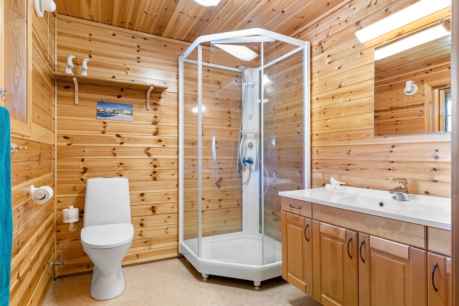 Bad med dusjkabinett, servant og toalett. Varmekabler på gulv Galleribilde