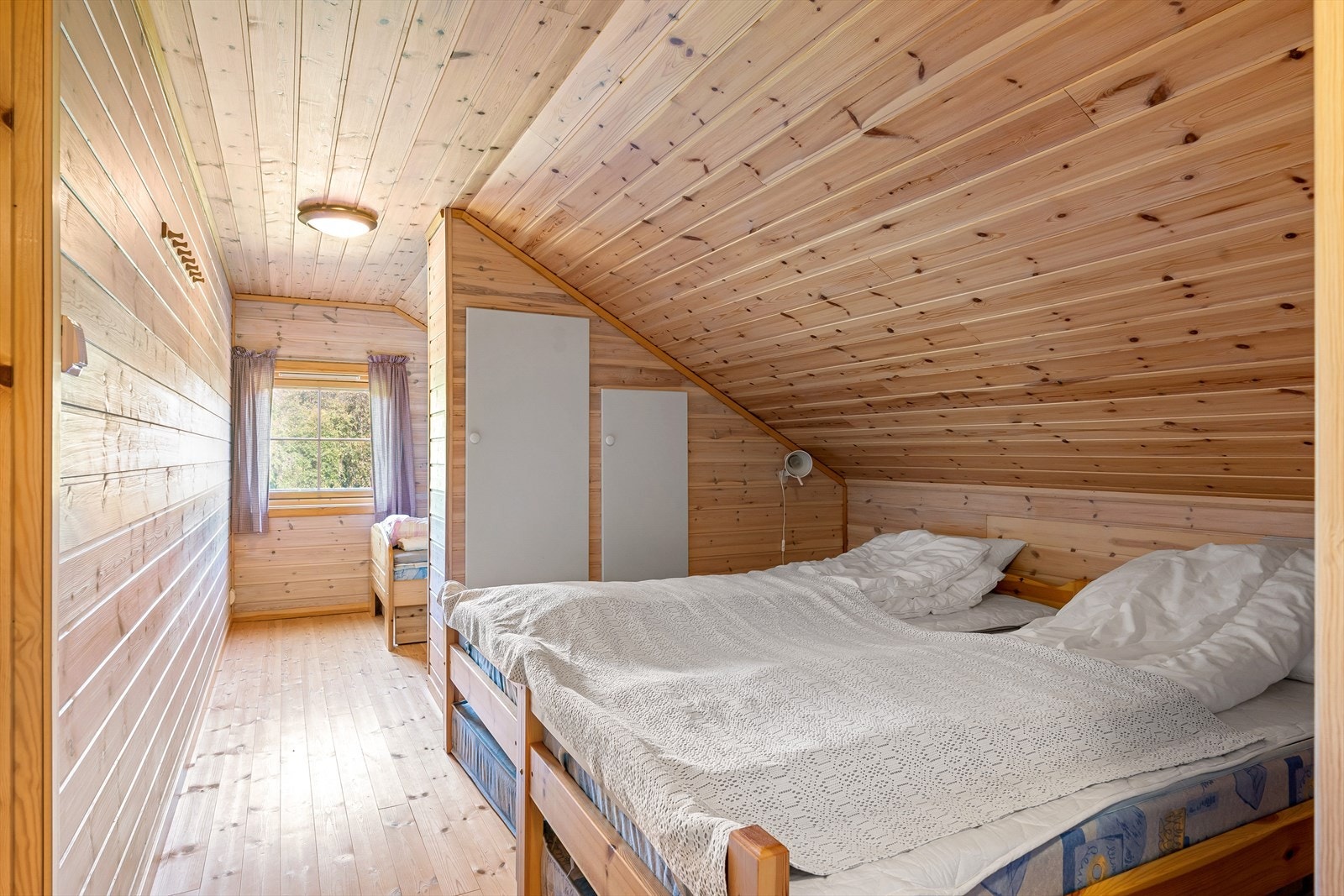 Det ene soverommet i 2. etg er av god størrelse og delt i tre soner Galleribilde