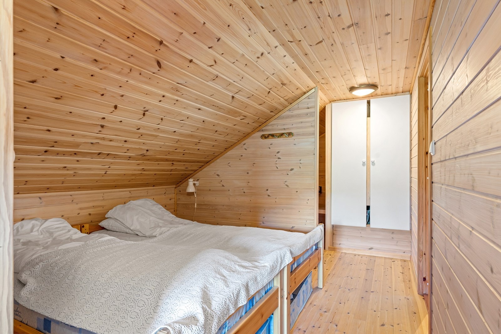 Romslig soverom i 2. etg. med garderobe. Perfekt for gjester, barn osv. Galleribilde