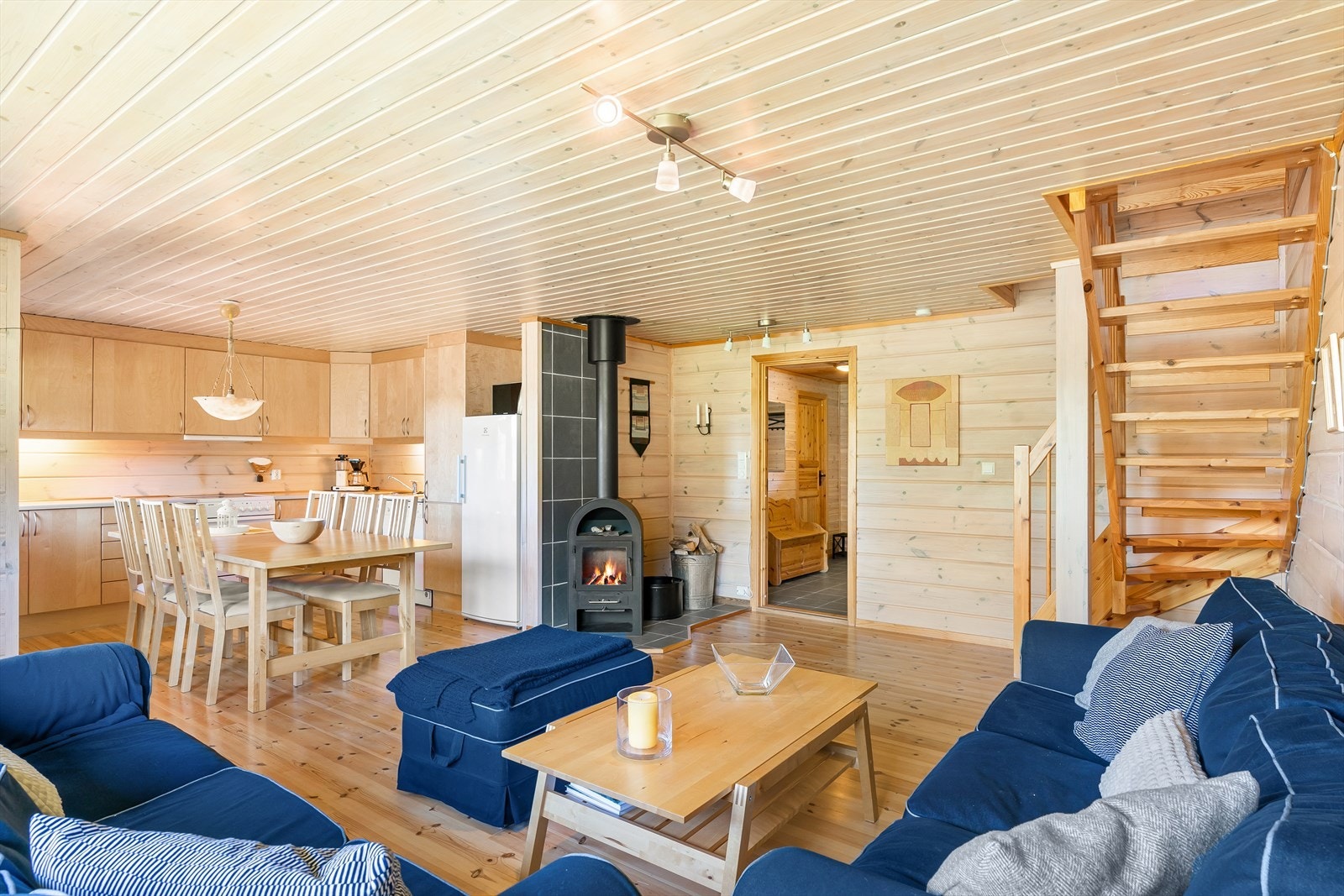 Åpen løsning til kjøkken. Plass til spisebord Galleribilde