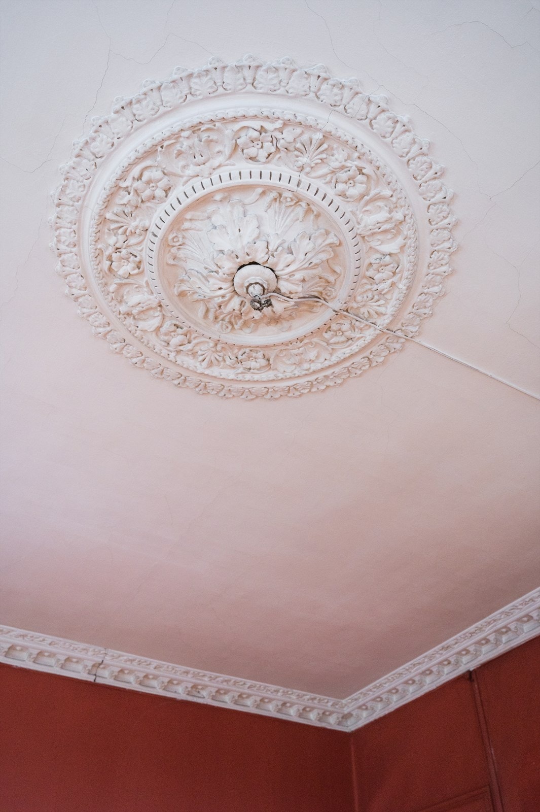 Originale detaljer som rosett og stukkatur er bevart. Galleribilde