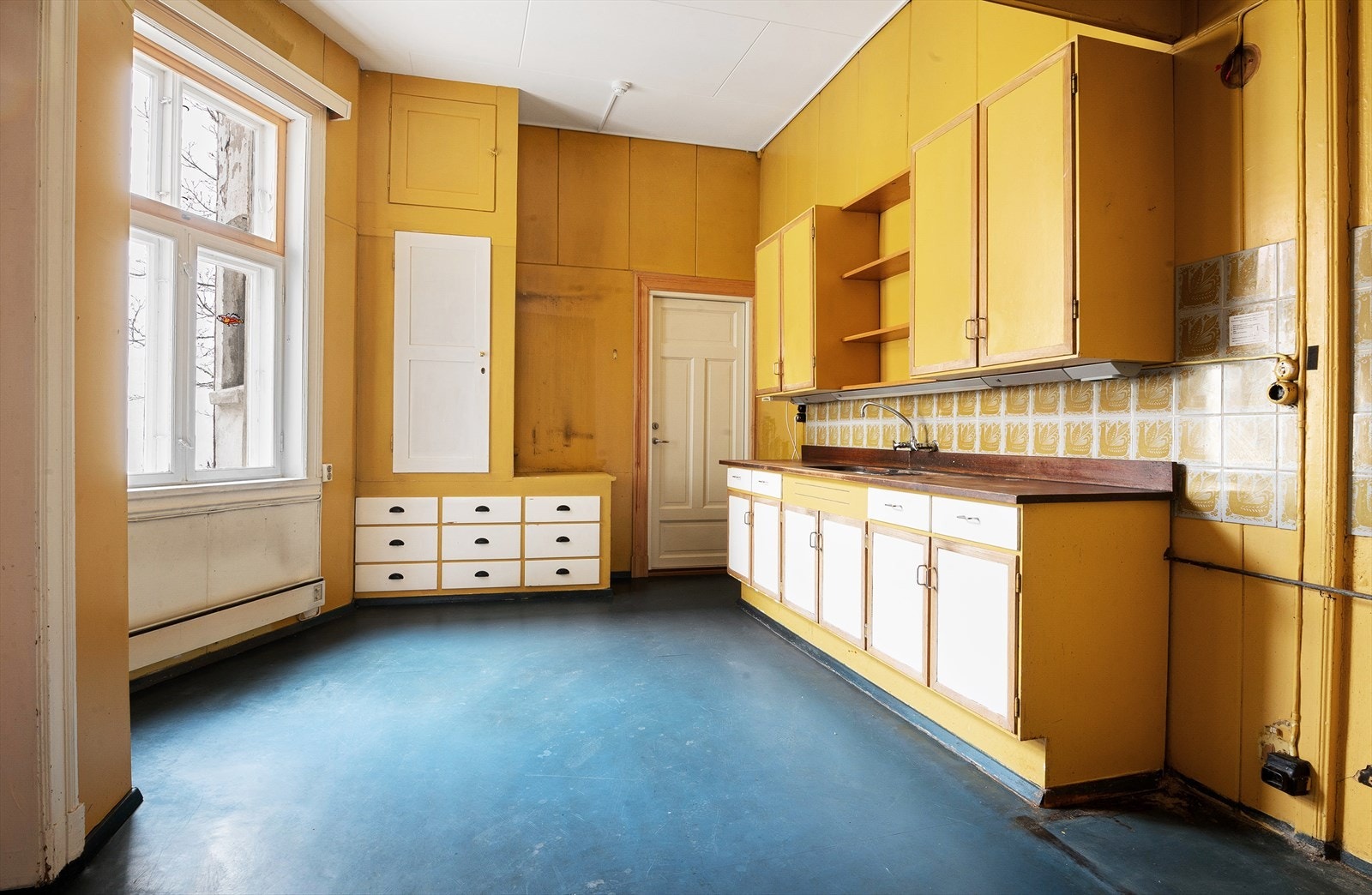 Kjøkken med utgang til baktrapp hvor boligen disponerer 1 bod. Galleribilde