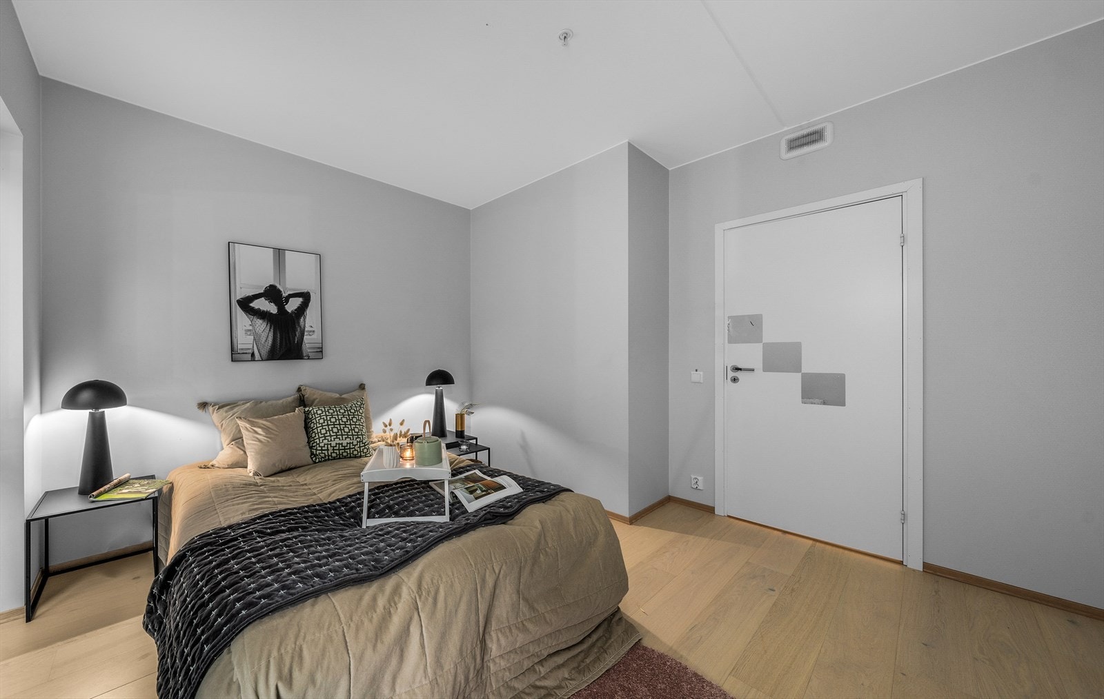 Innbydende og pent soverom av god størrelse og med utgang til markterrasse. Soverommet er behagelig med malte overflater i tidsriktige fargetoner og med parkett på gulv. Galleribilde