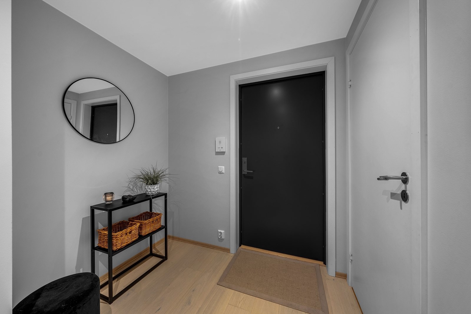 Hyggelig entré med malte overflater og parkett på gulv. Mulighet for oppheng av yttertøy og plassering av sko, samt tilgang til innvendig bod på 3 m². Galleribilde