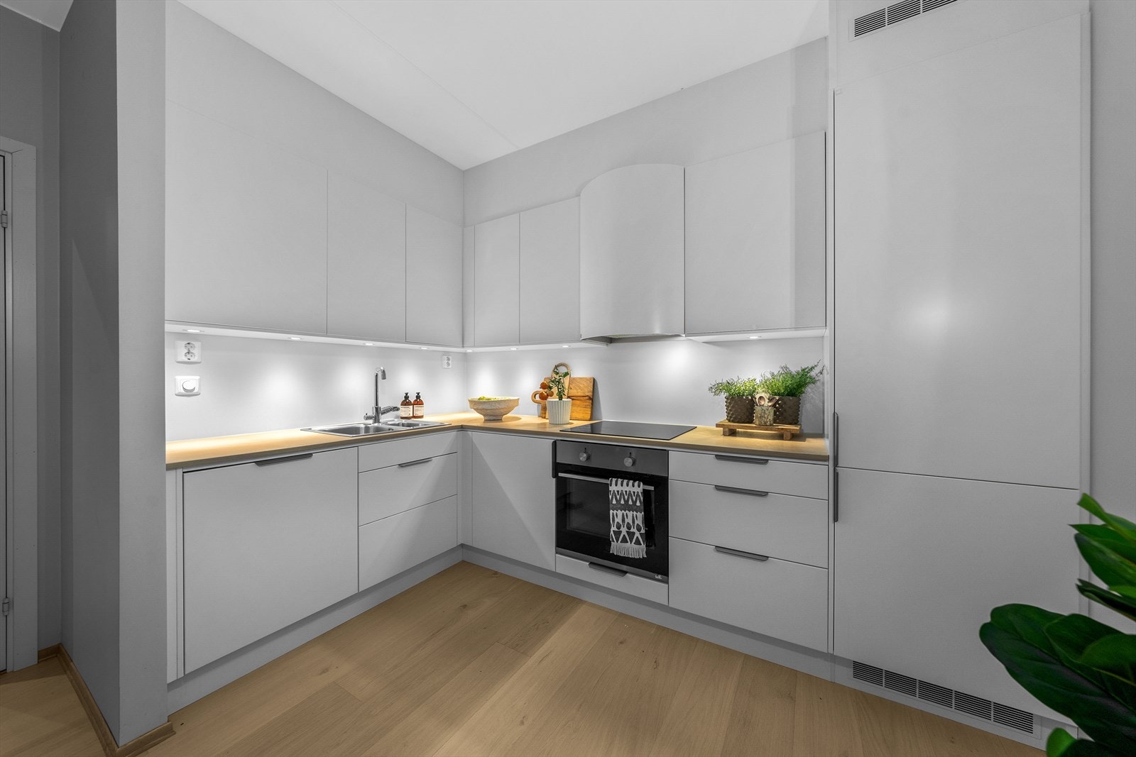 Moderne kjøkken i åpen løsning med stue og med mulighet for spisebord. Galleribilde