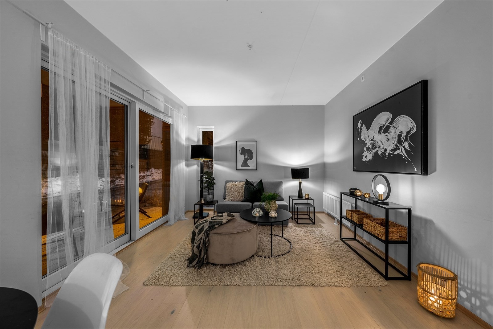 Stue i kombinasjon med kjøkken og med utgang til markterrasse. Galleribilde