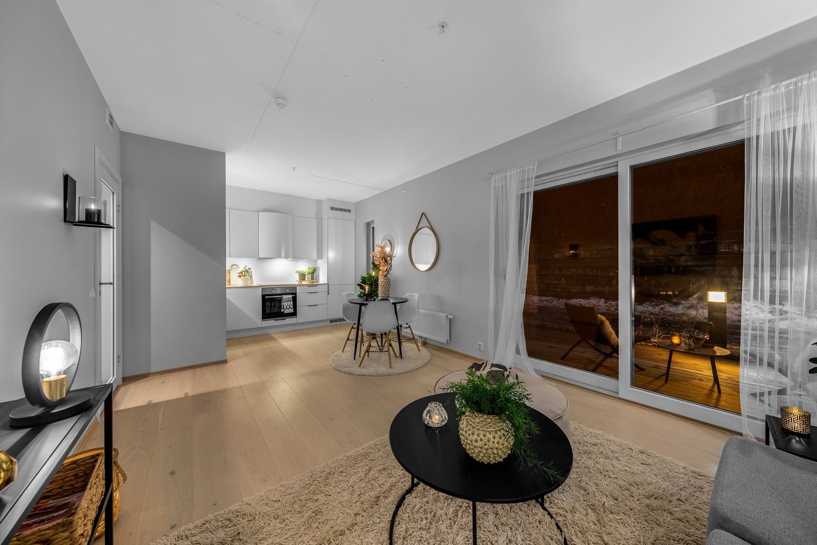 Stuen framstår lys og luftig med mye gulvplass og med mange muligheter for innredning. Galleribilde