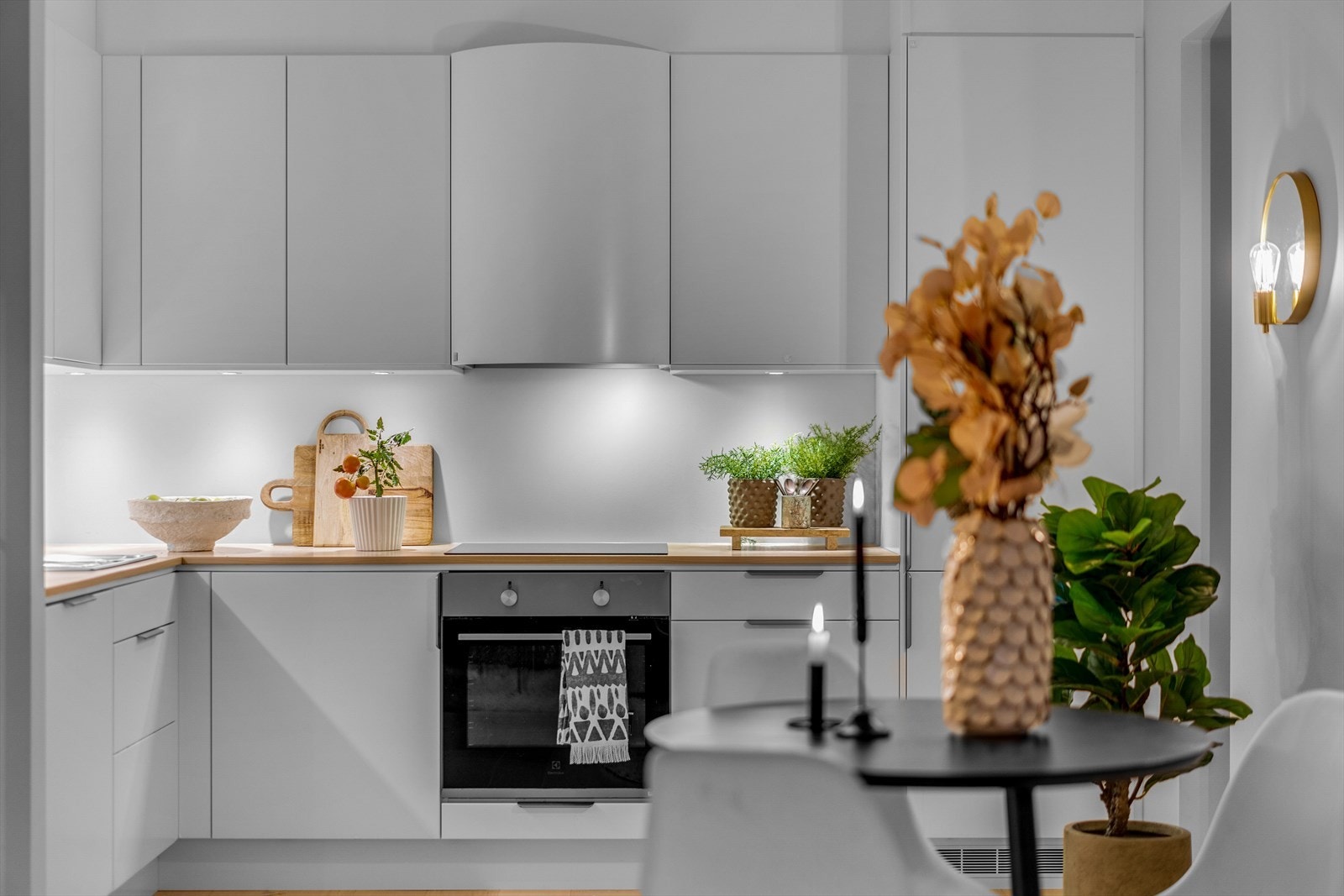 Kjøkkenet oppleves praktisk med fine detaljer og har mye skap- og benkeplass. Innredningen består av hvite, slette fronter, laminat benkeplate og håndtak av aluminium. Galleribilde