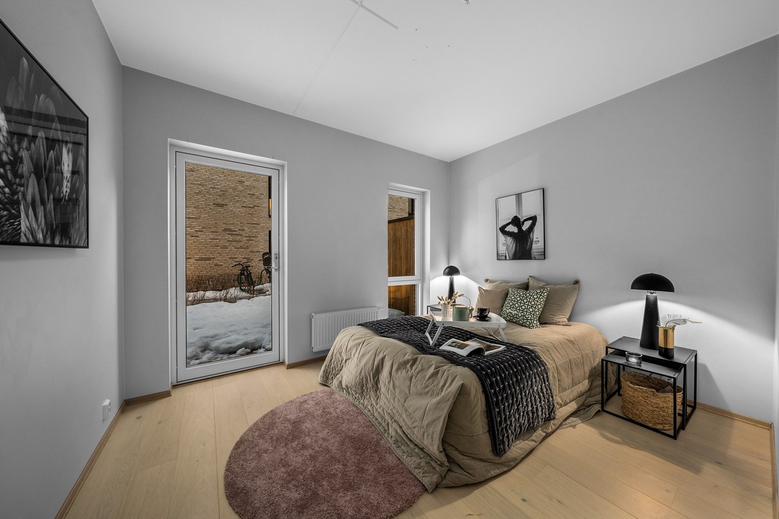 Her er det stor plass til dobbeltseng og tilhørende nattbord, samt garderobeløsning. Galleribilde