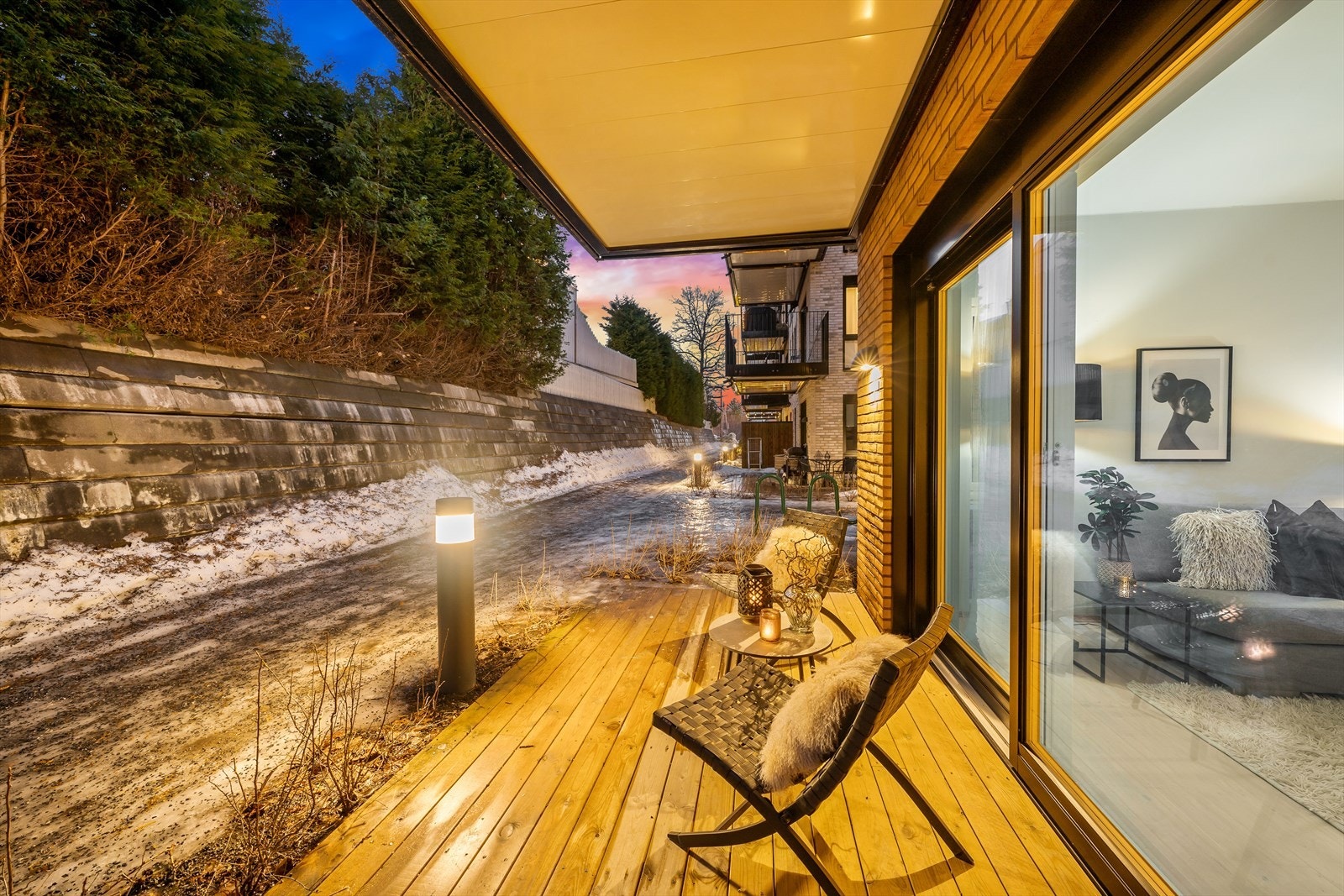 Dette er en nyere og moderne leilighet med flott uteområde. Galleribilde