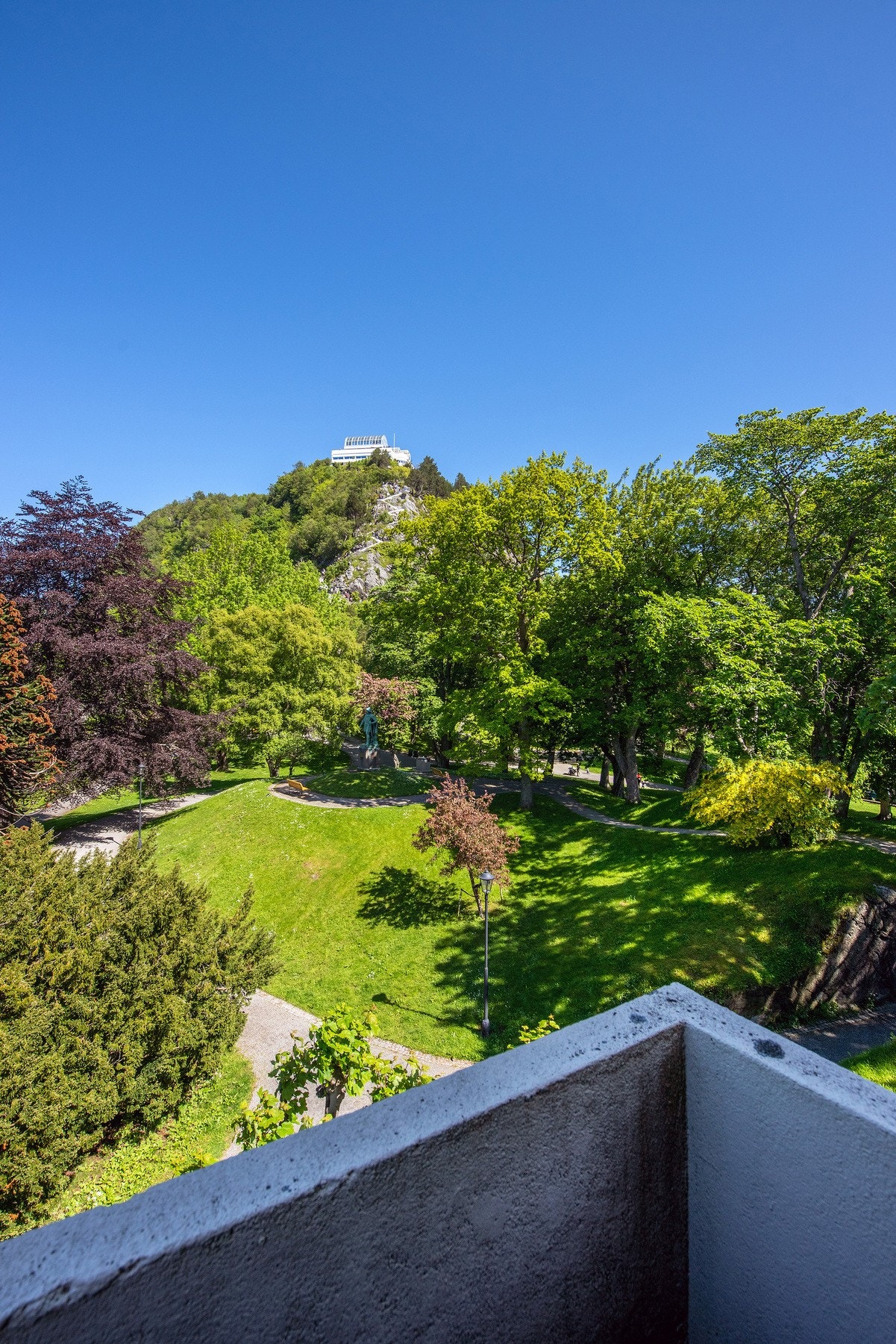 Fra balkongen har man utsikt både mot byparken og Fjellstua på Aksla. Galleribilde