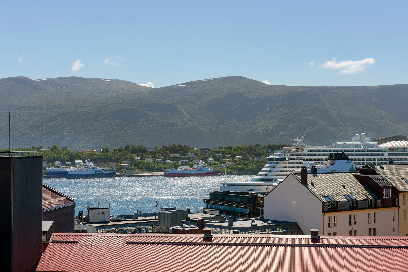 Her har man utsikt mot Borgundfjorden og Sulafjellet. Galleribilde