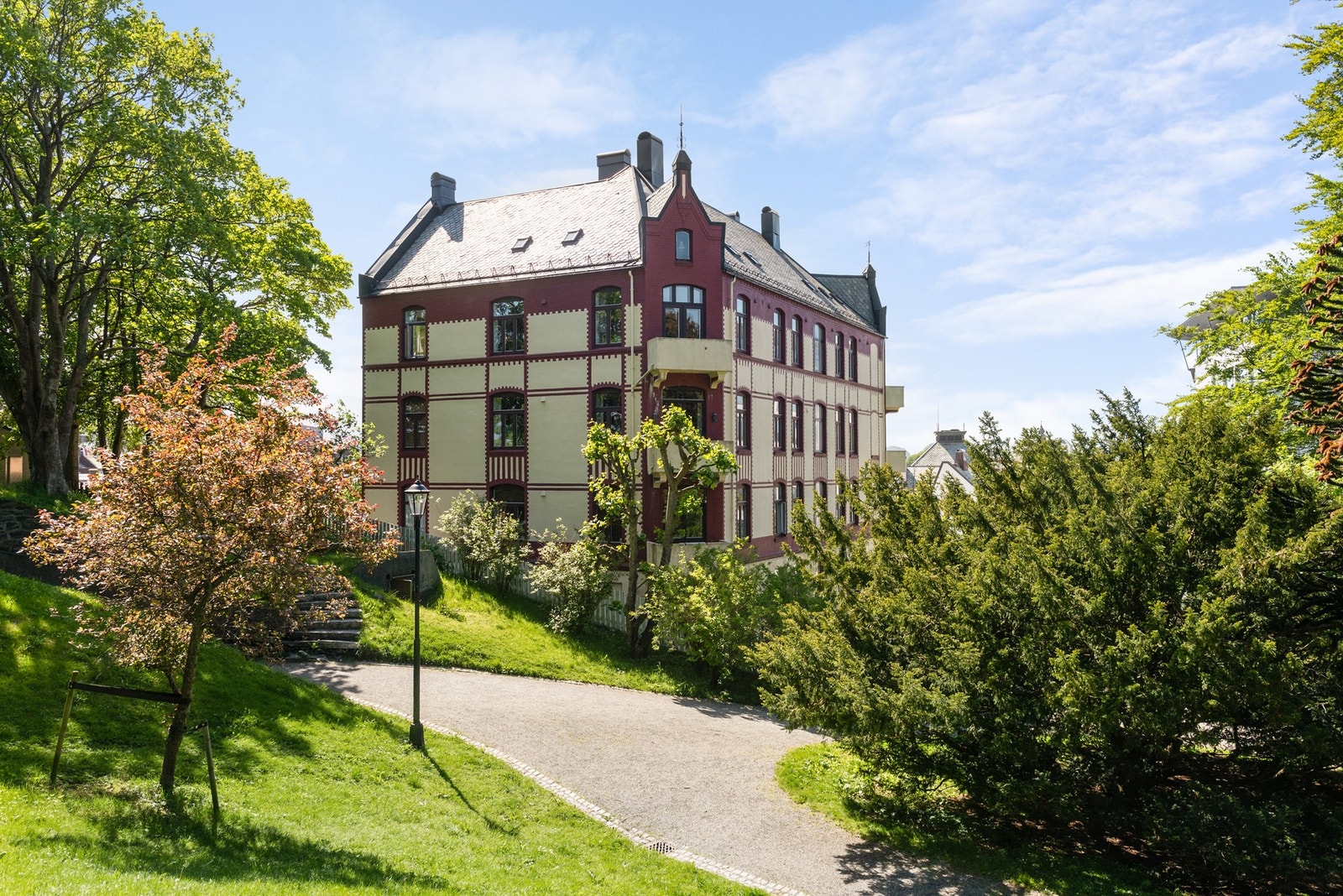 Rett utenfor leiligheten ligger byparken! Galleribilde