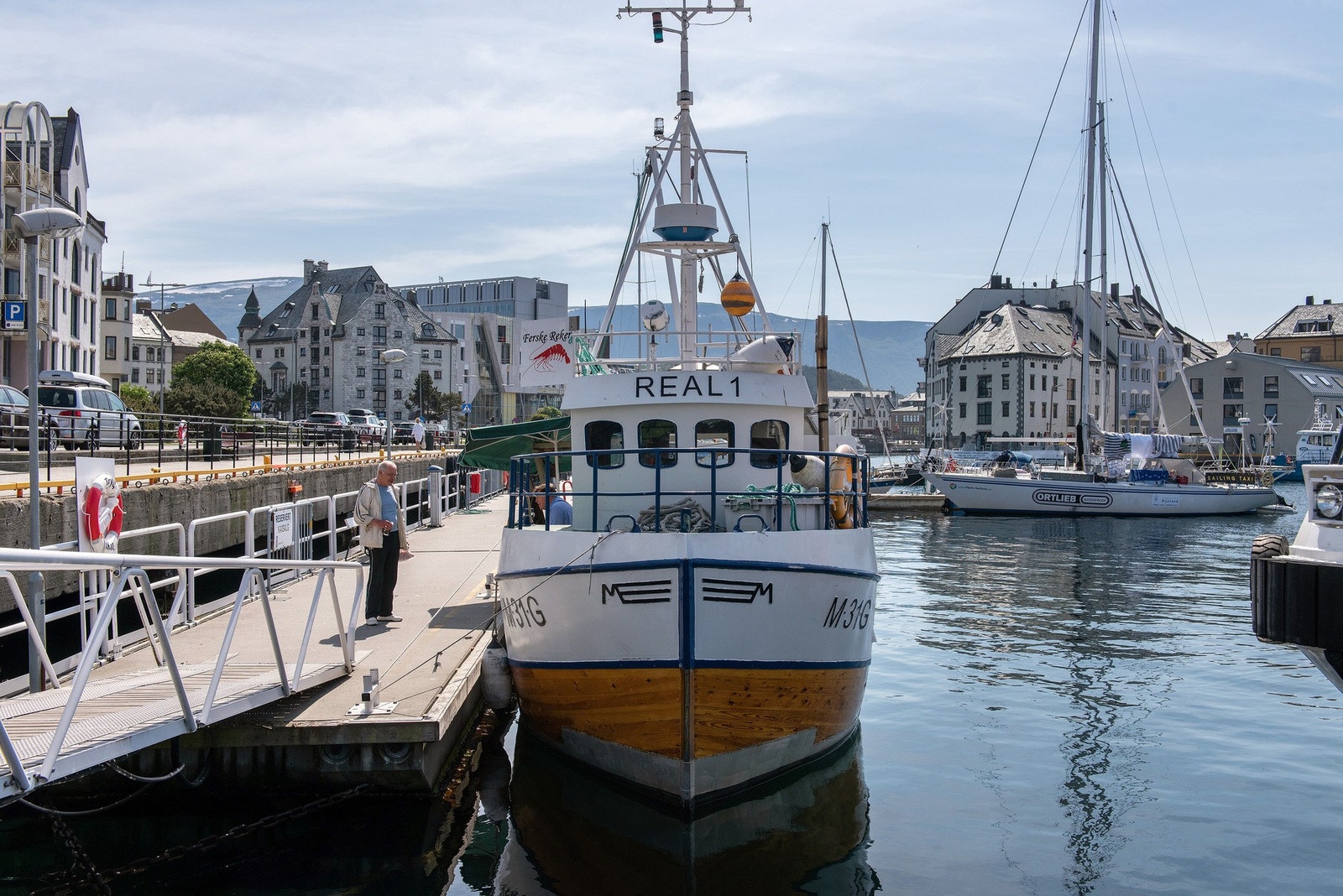 Fra leiligheten kan man gå til alt av butikker, kaféer og treningssenter. Galleribilde