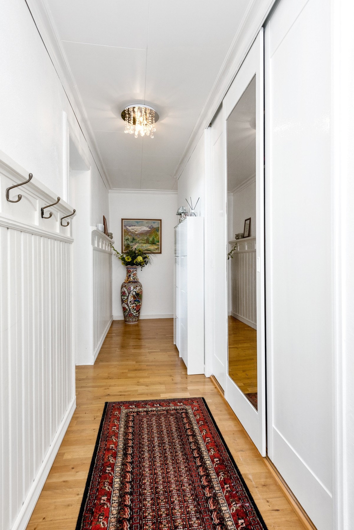 Her er det skyvedørsgarderobe på høyre side. Galleribilde