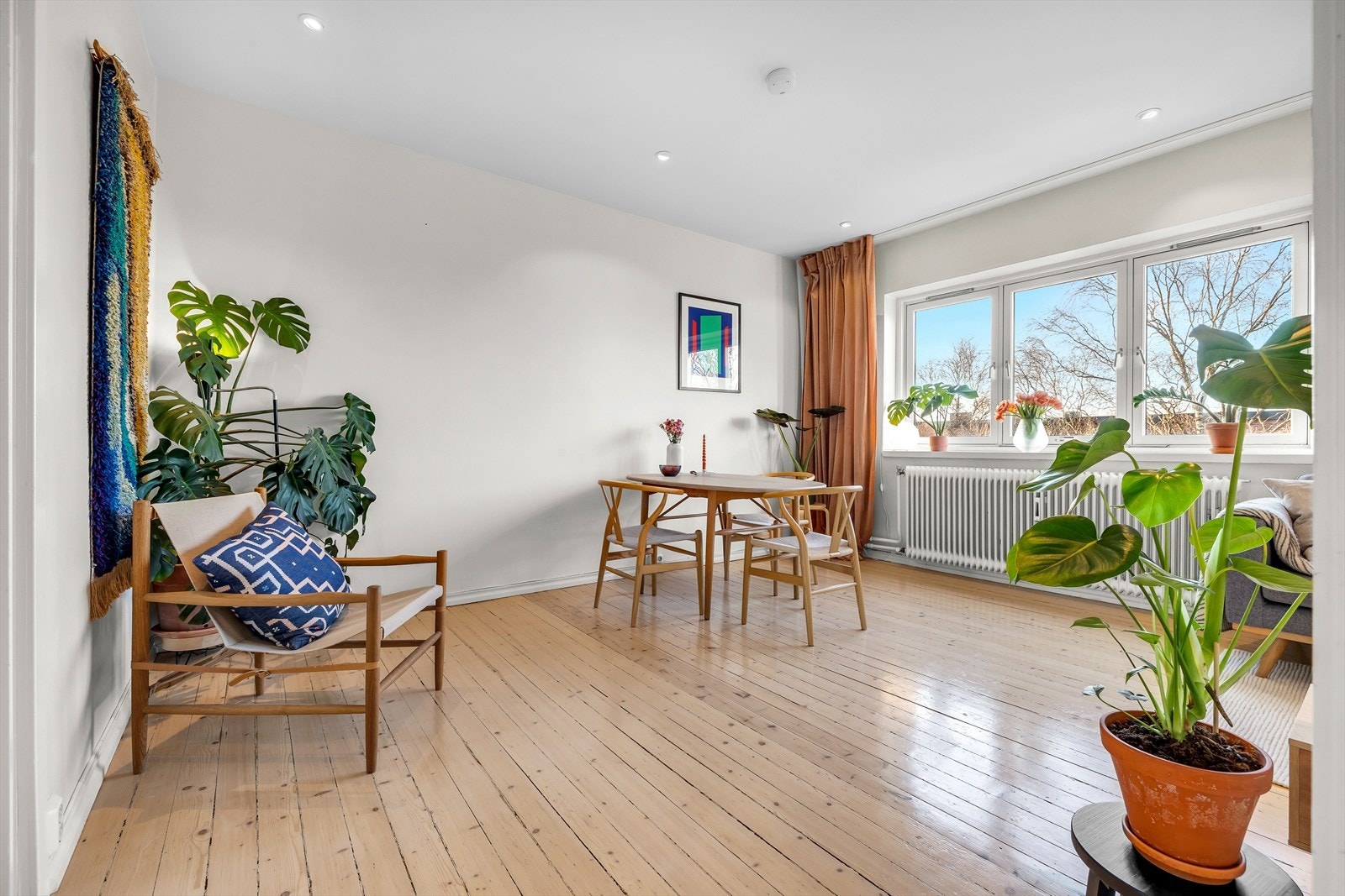 Hele leiligheten har originale furugulv. Galleribilde