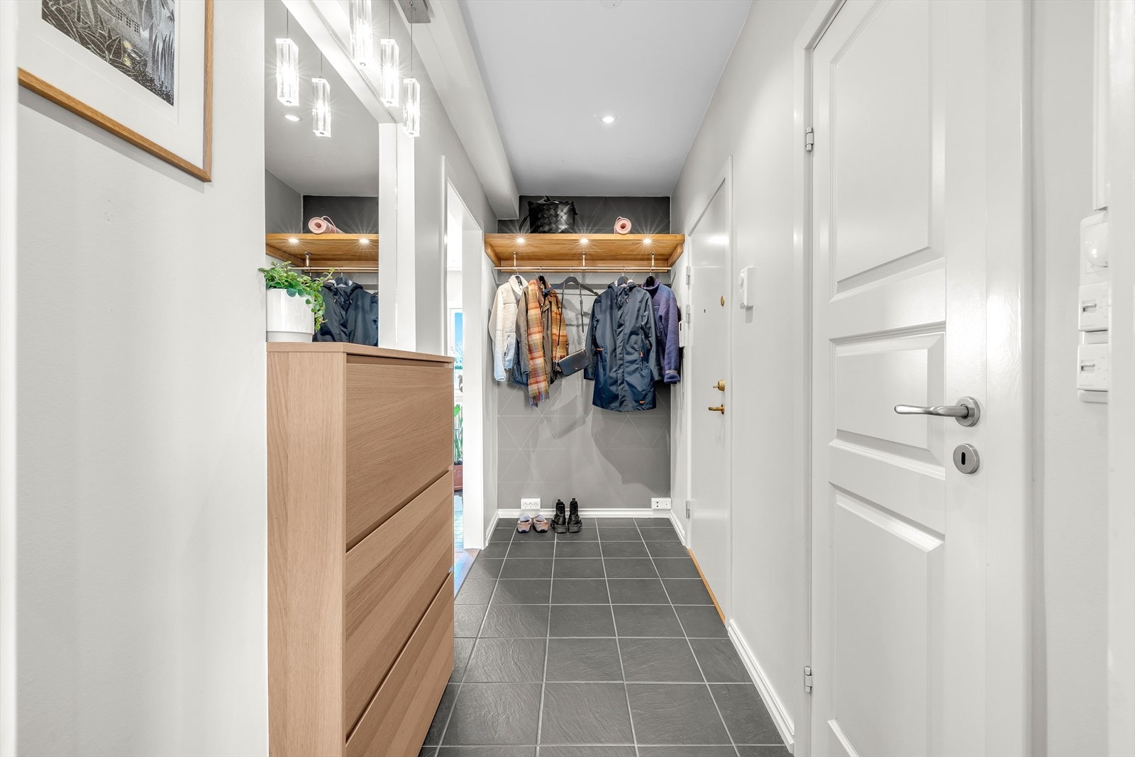 Entréen er av god størrelse med plass til oppheng av yttertøy og mulighet for oppbevaring. Galleribilde