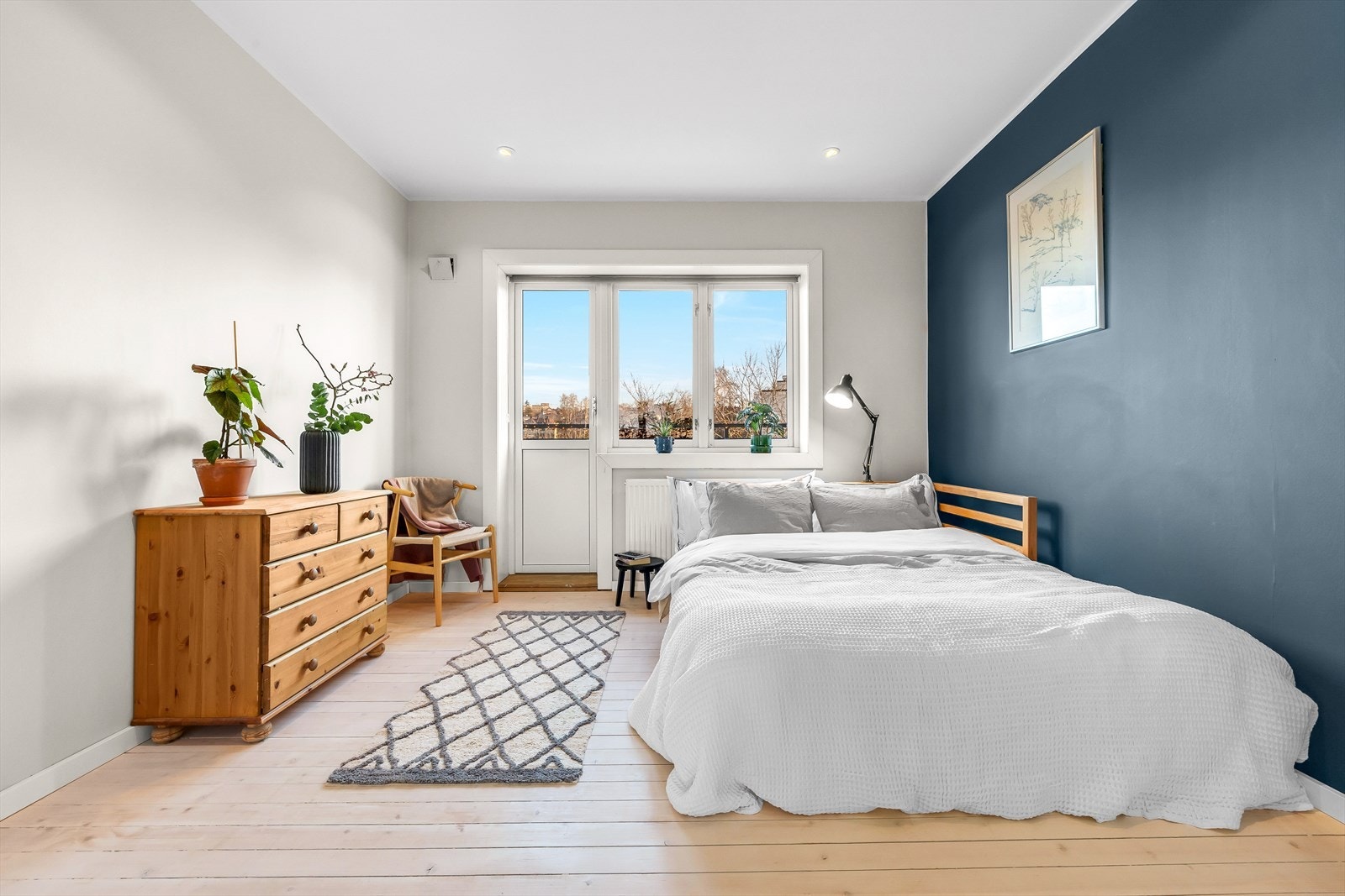 Leilighetens soverom er av god størrelse og gir adkomst til balkong. Galleribilde