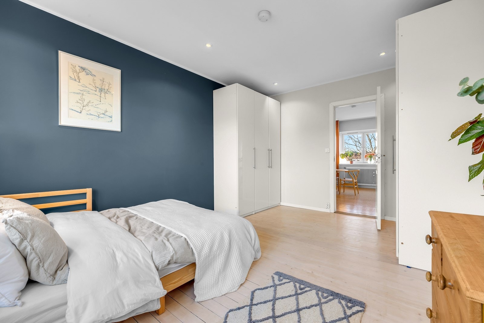 Garderobeskap medfølger, om ikke er det mulighet for plassbygd skyvedørsgarderobe. Galleribilde