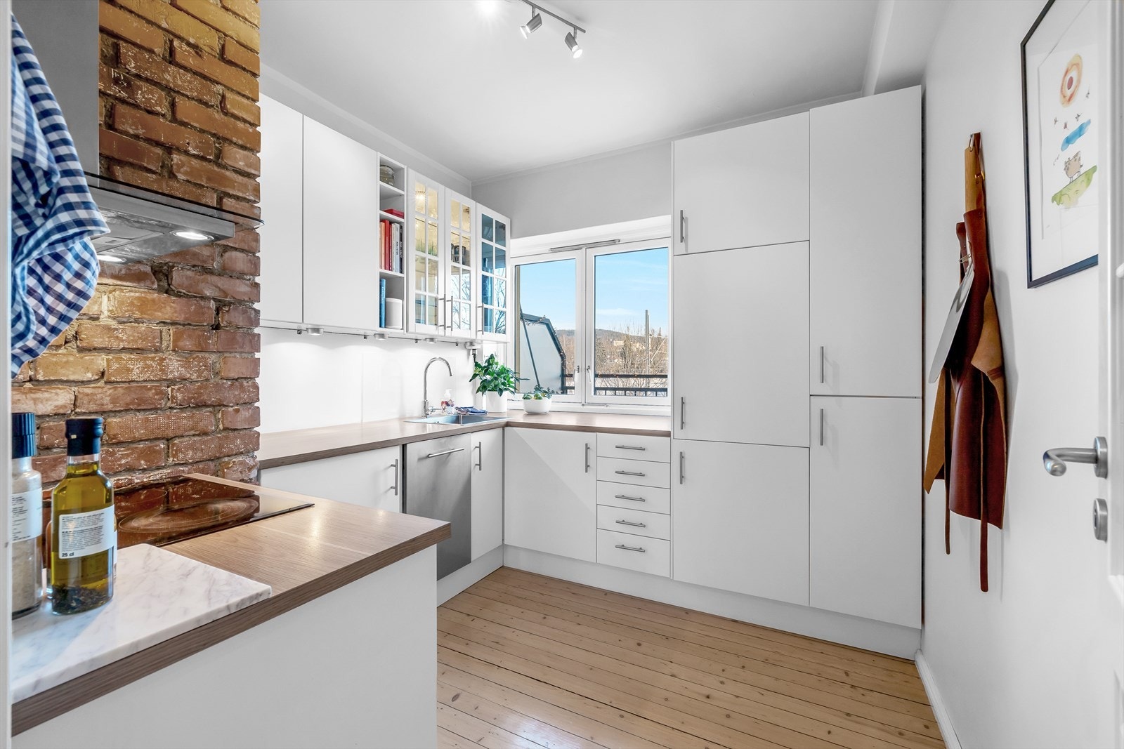 Kjøkkenet er fra 2014 og har rikelig med skap- og benkeplass. Galleribilde