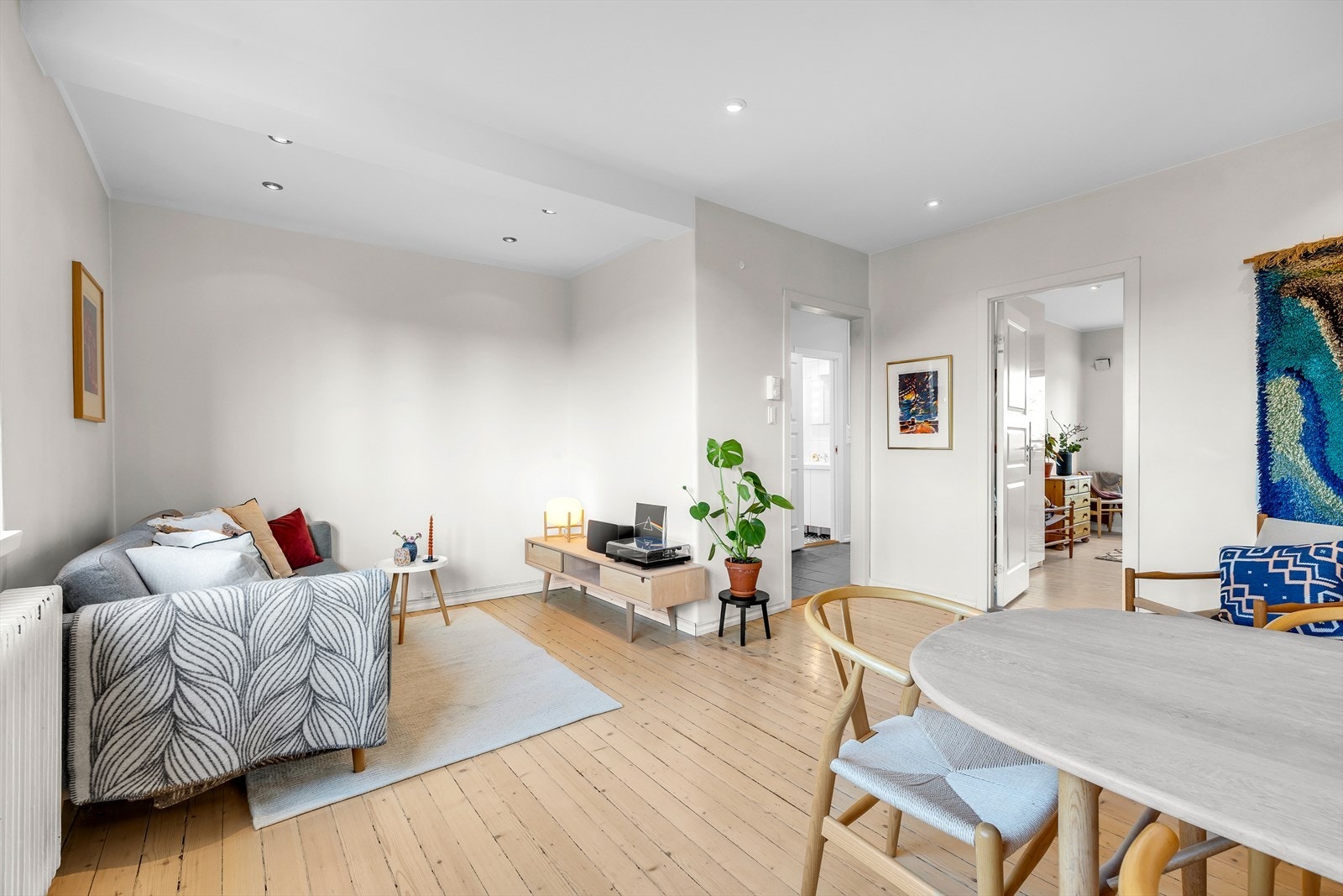 Stuen er av god størrelse med rom for naturlig inndeling av stue- og spiseområde. Galleribilde