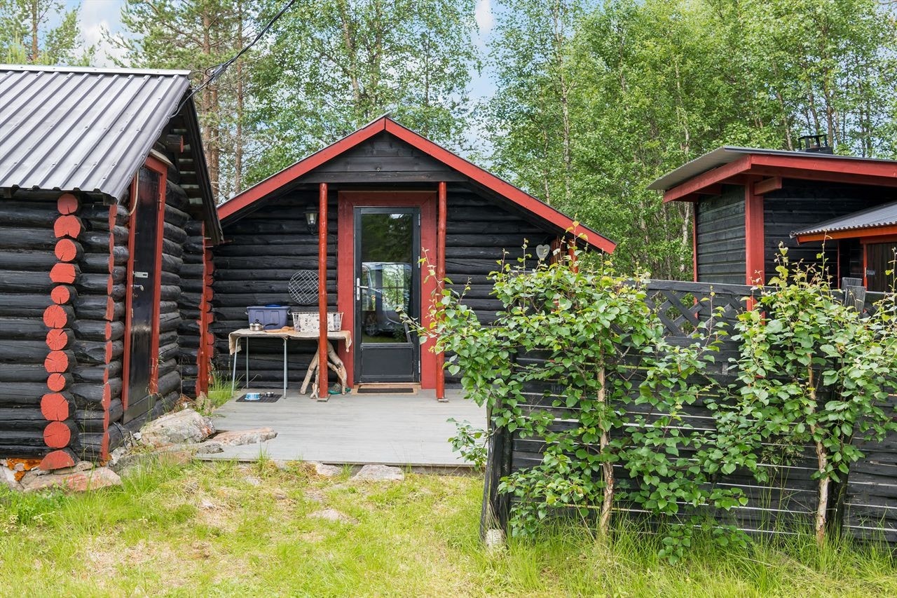 Det lille hyttetunet består av 2 tømmerstuer, et vaske- og badstuhus og bod. Treplatting mellom husene Galleribilde