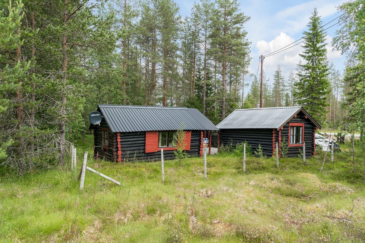 Inngjerdet naturtomt. Plåttak på alle hus Galleribilde