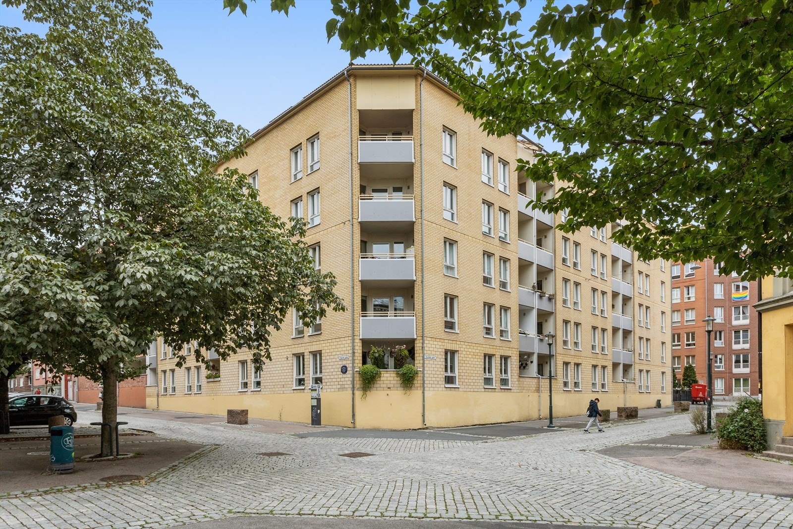 En stor og lys 3-roms eierleilighet beliggende i byggets loftetasje. Galleribilde