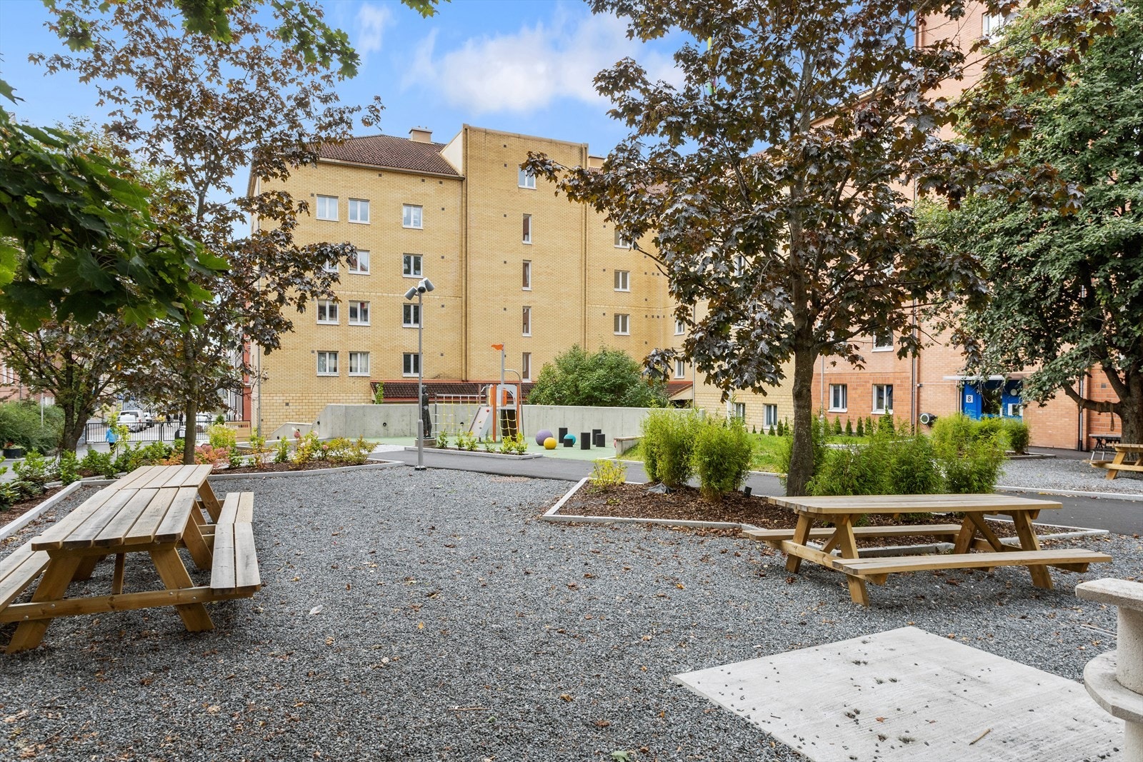 Sameiets tom er pent opparbeidet med diverse beplanting, sittegrupper og lekeapparater for de minste. Galleribilde