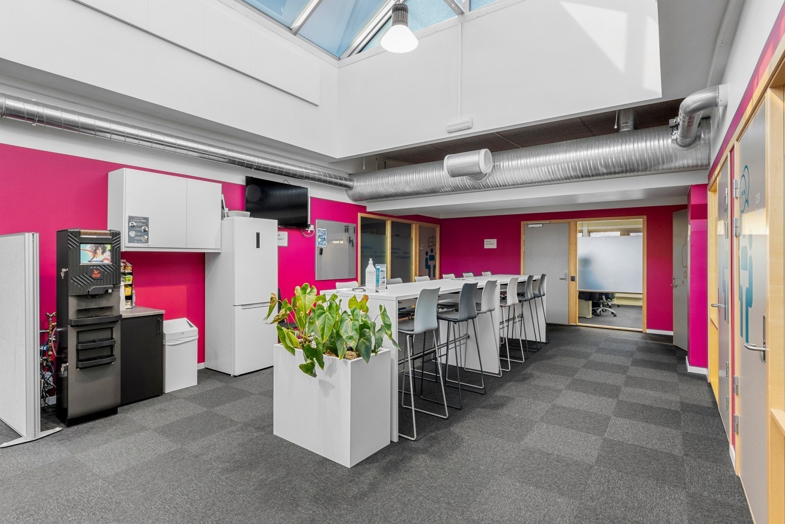 Felles kjøkken i kontorlokaler i 2.etasje Galleribilde