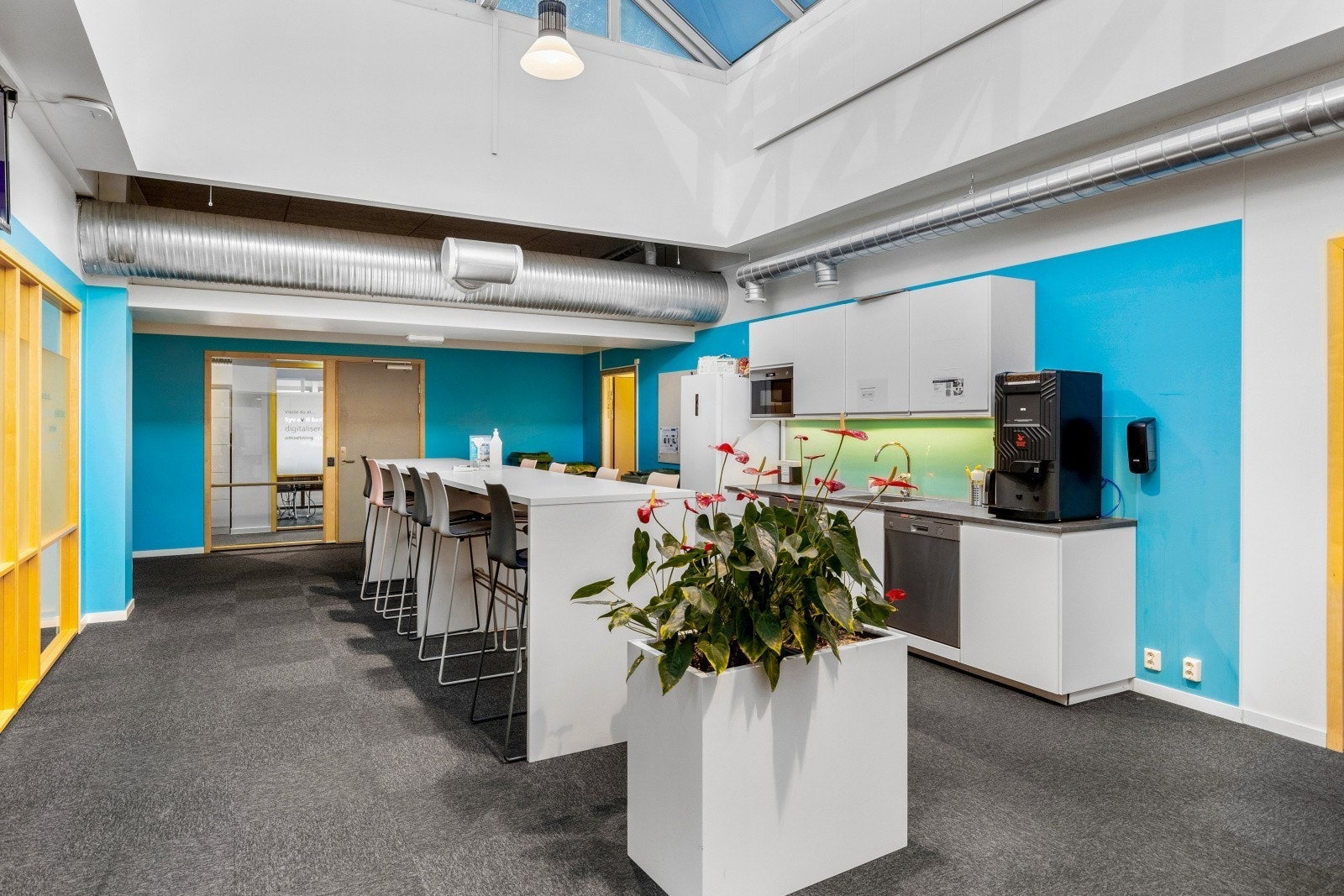 Felles kjøkken i kontorlokaler i 2.etasje Galleribilde